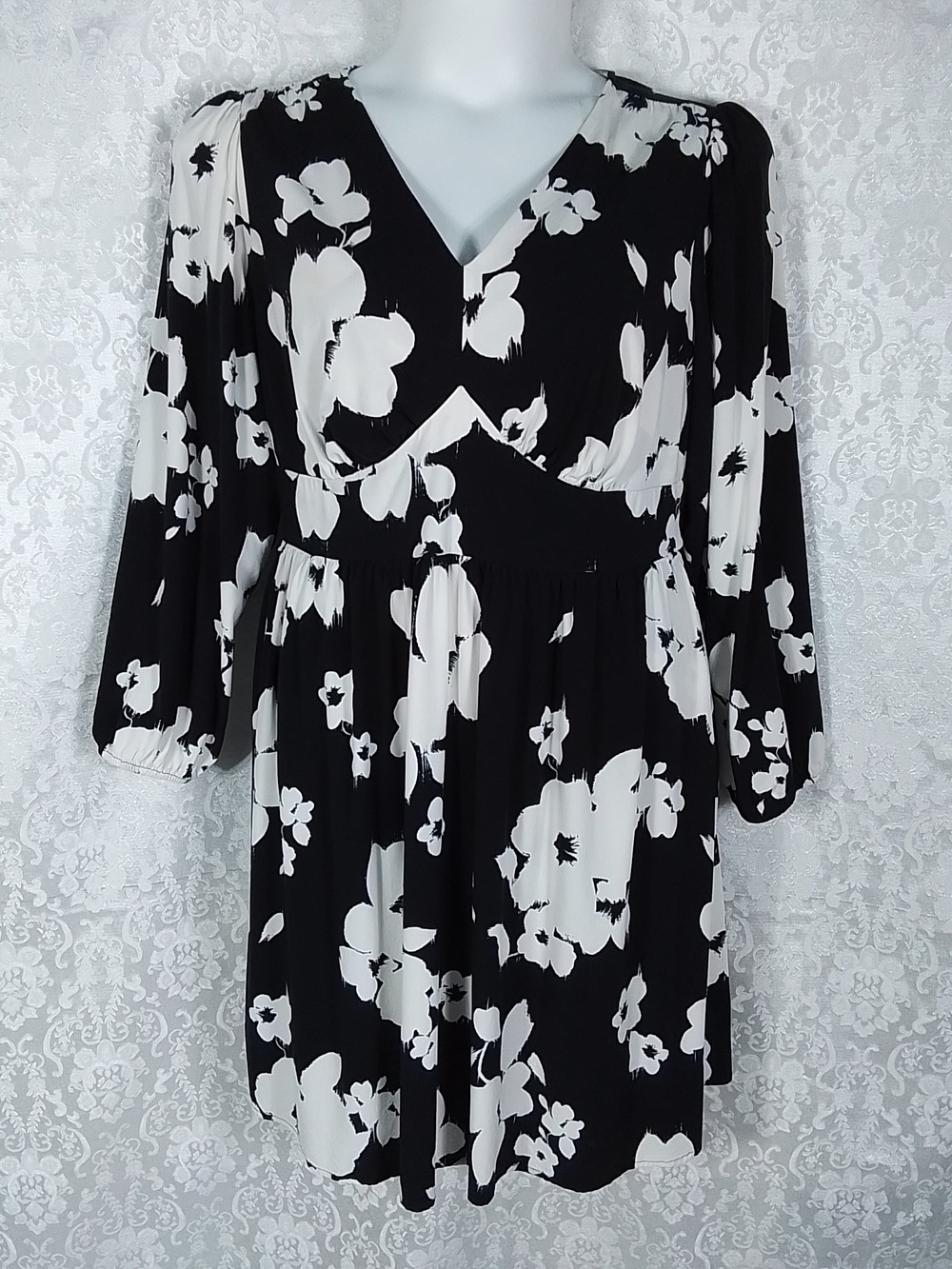 Ava & Viv black & white floral V-neck long sleeved dress XXL
